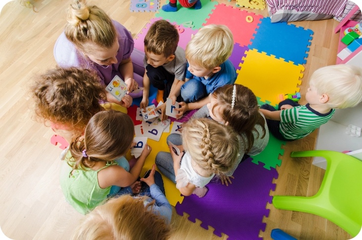 kinder_gruppe Kindergruppe mit Kindergärtnerin